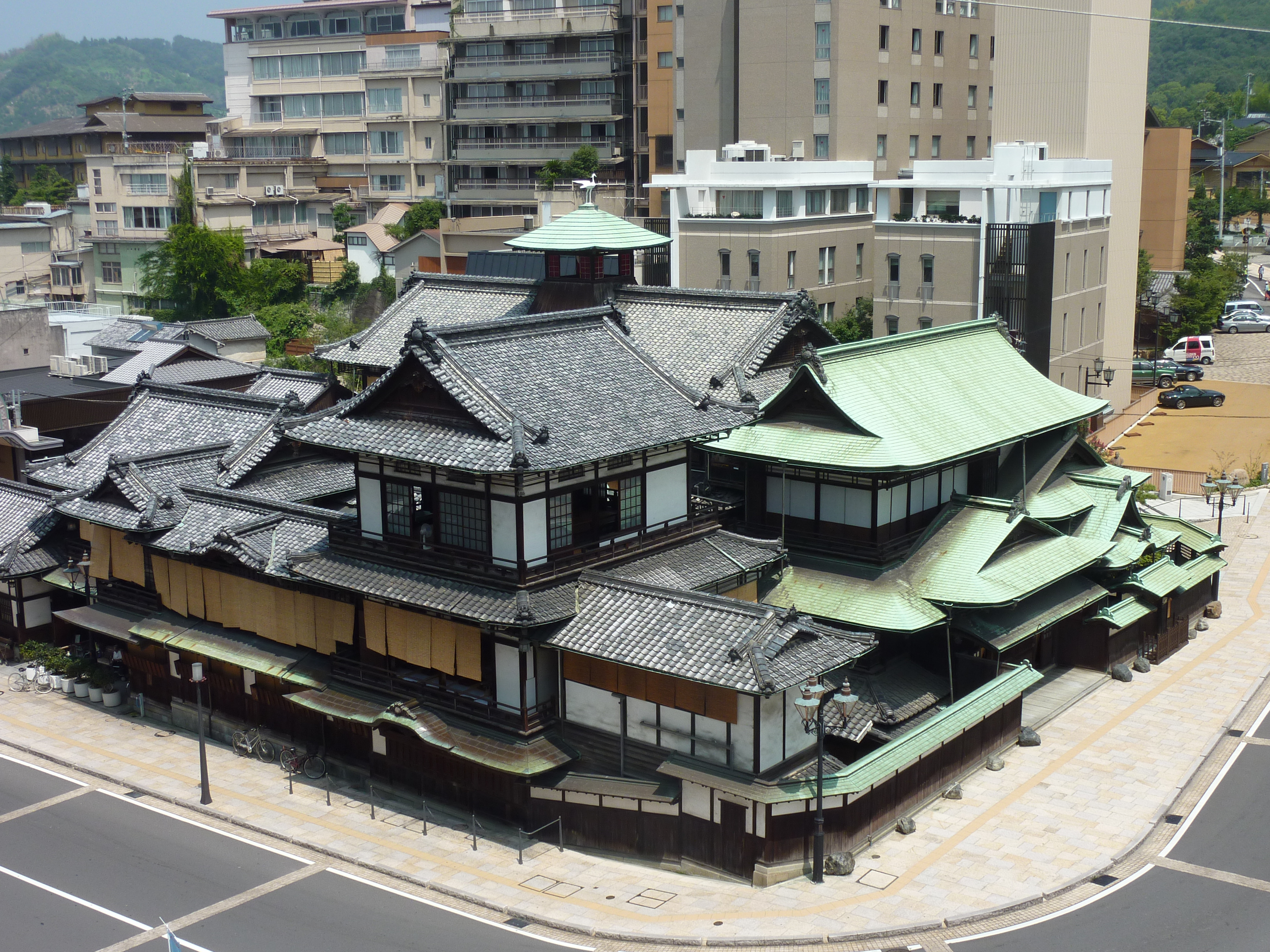 2009年7月に撮影された道後温泉本館の外観