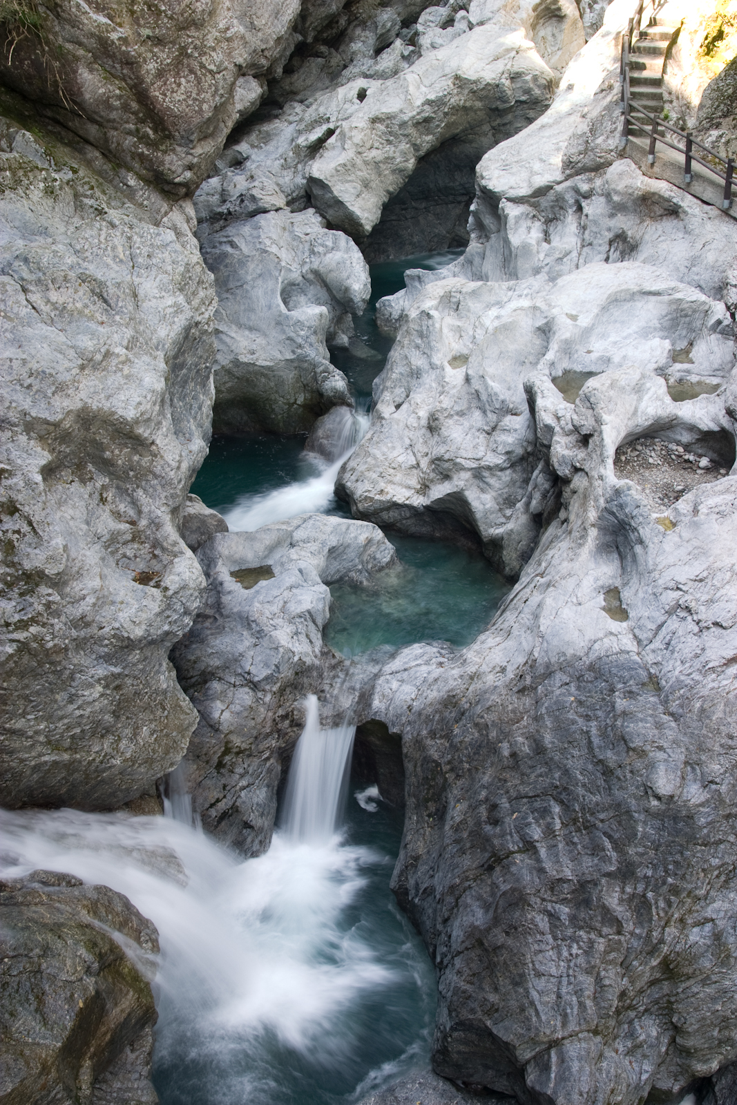 八釜の甌穴群で、白い岩のくぼみを流れる水