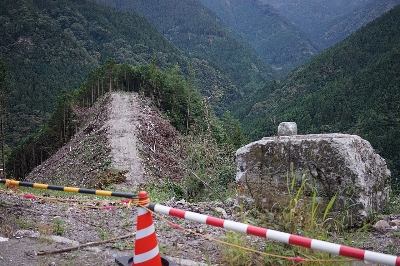 2014年10月の八釜付近の山々。手前に石の標識と当時の仮設バリケードが写る